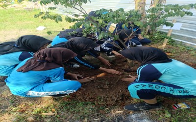 Penanaman Bibit Pohon Buah Warnai Penutupan MPLS SMK Muhammadiyah 6 Comal Tahun 2025